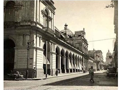 На переднем плане - рынок Колон на улице Сулуэта. На заднем плане - Национальный Капитолий.